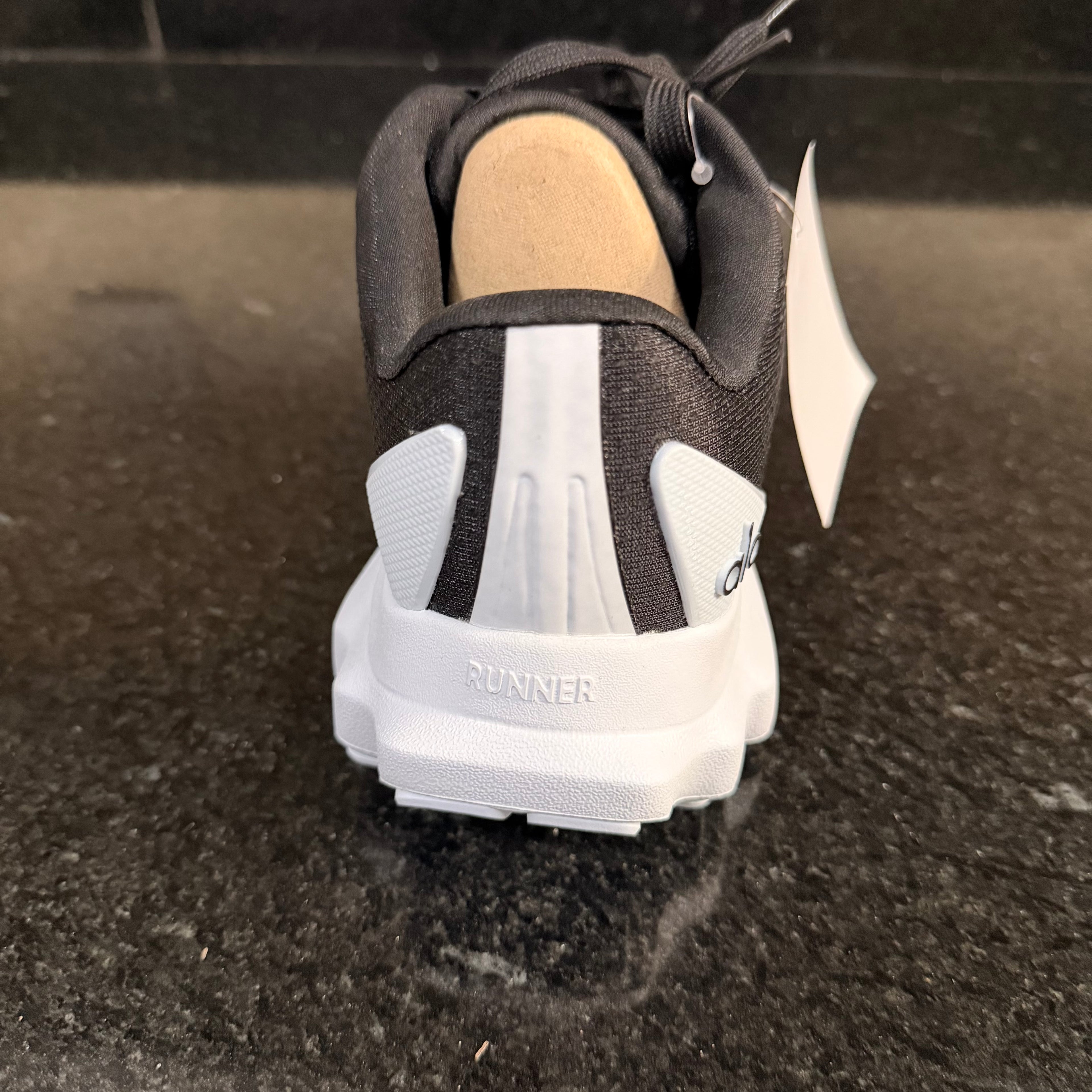 ALO Runner Black white