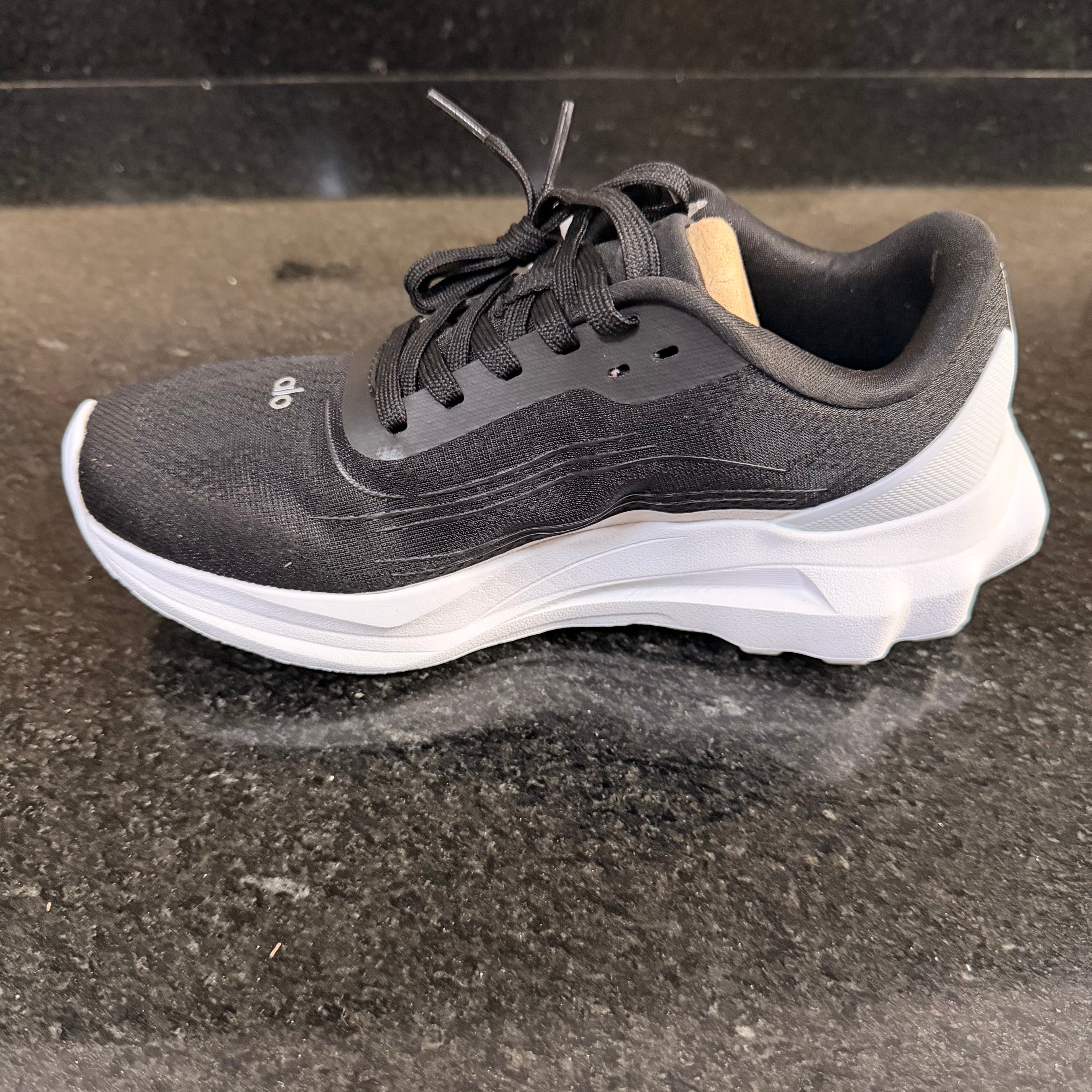 ALO Runner Black white
