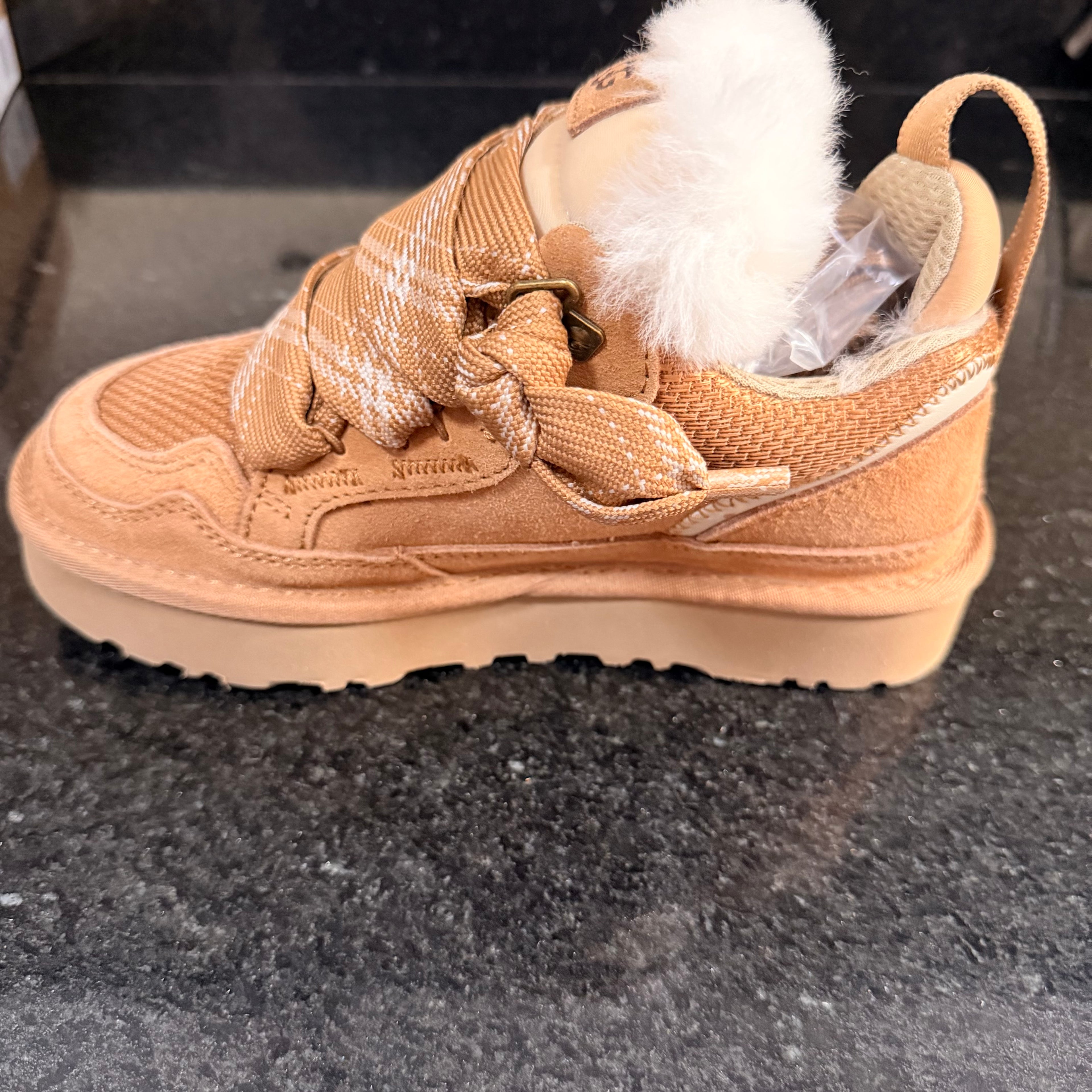 UGG Lowmel Camell