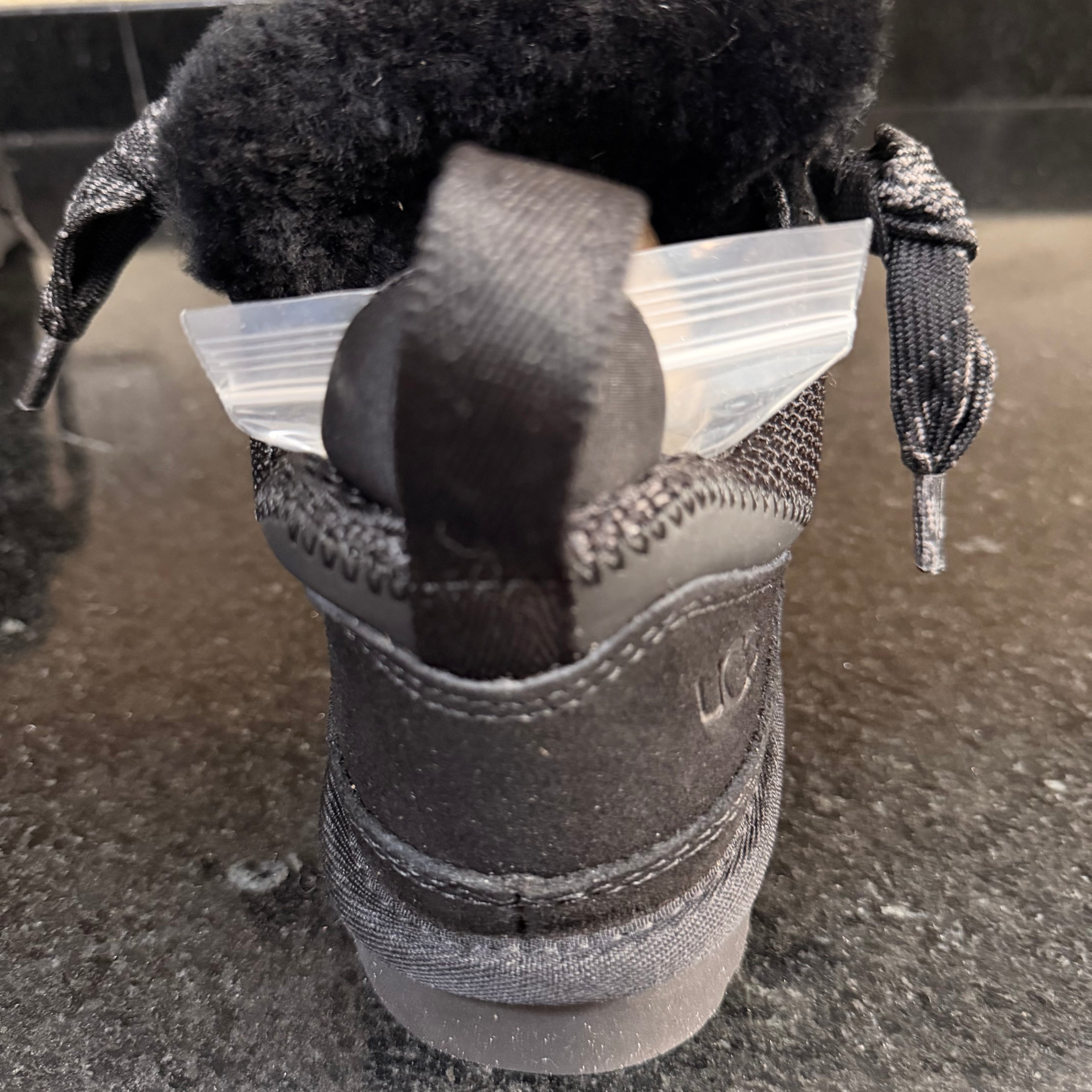 UGG Lowmel Black