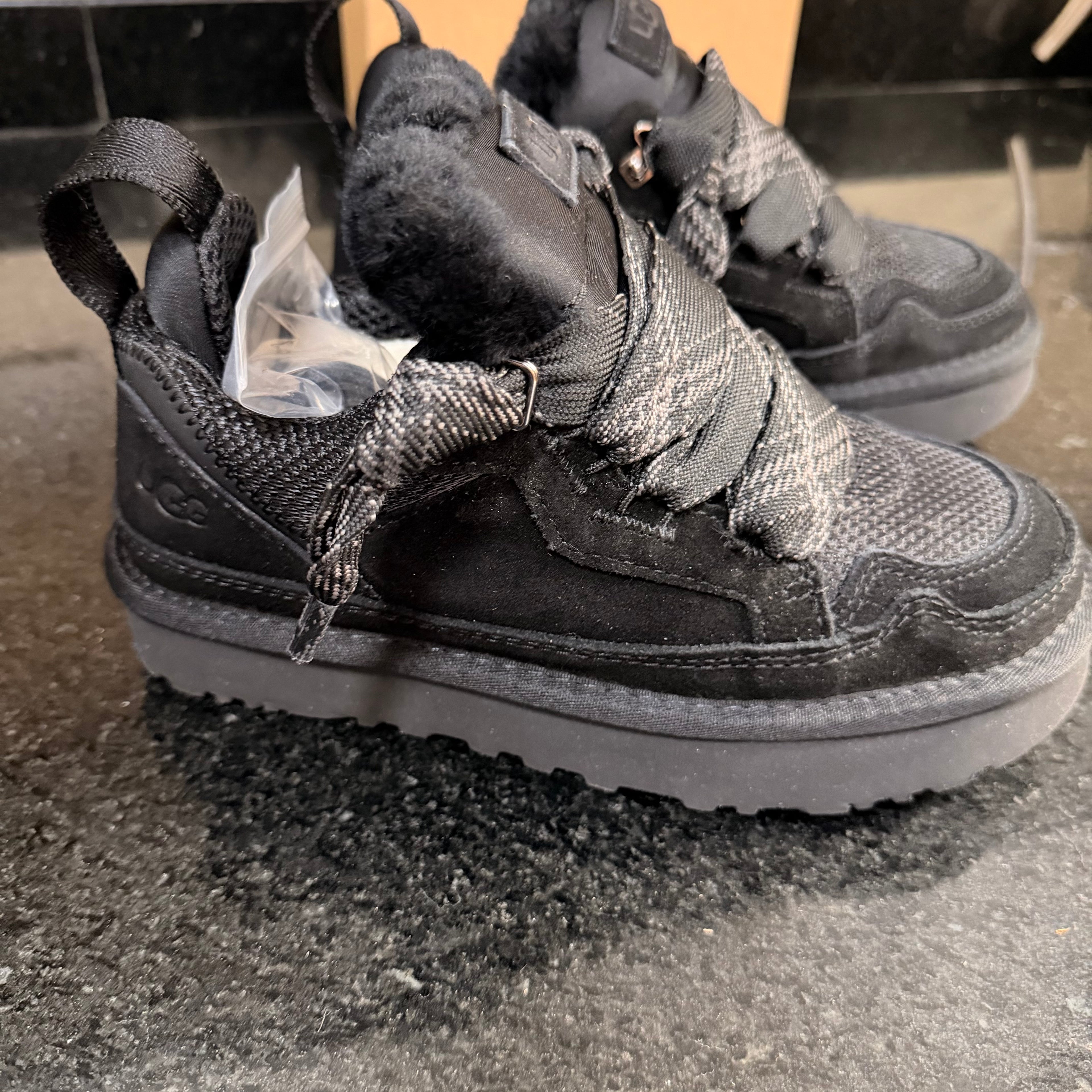 UGG Lowmel Black