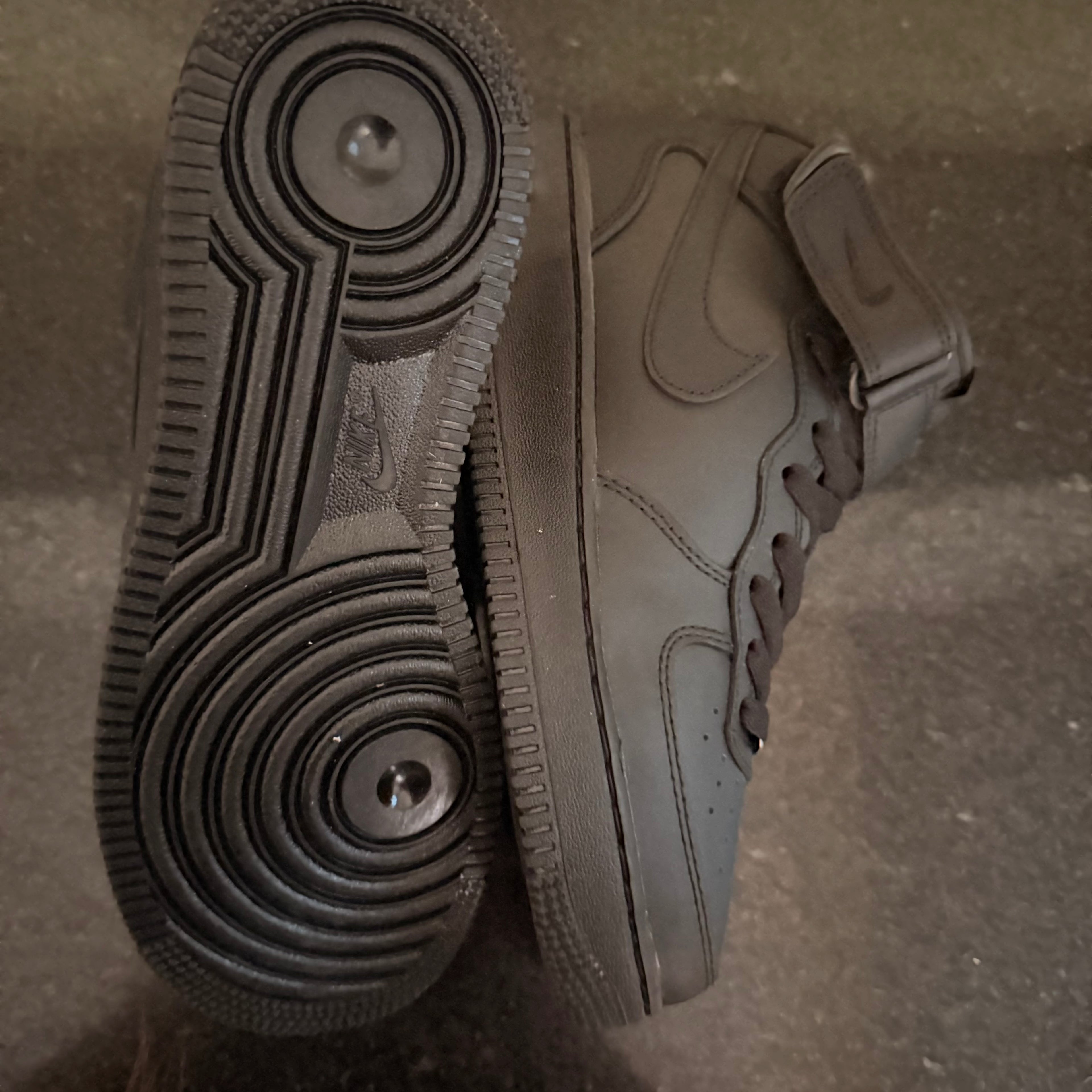 AF1 Mid Black