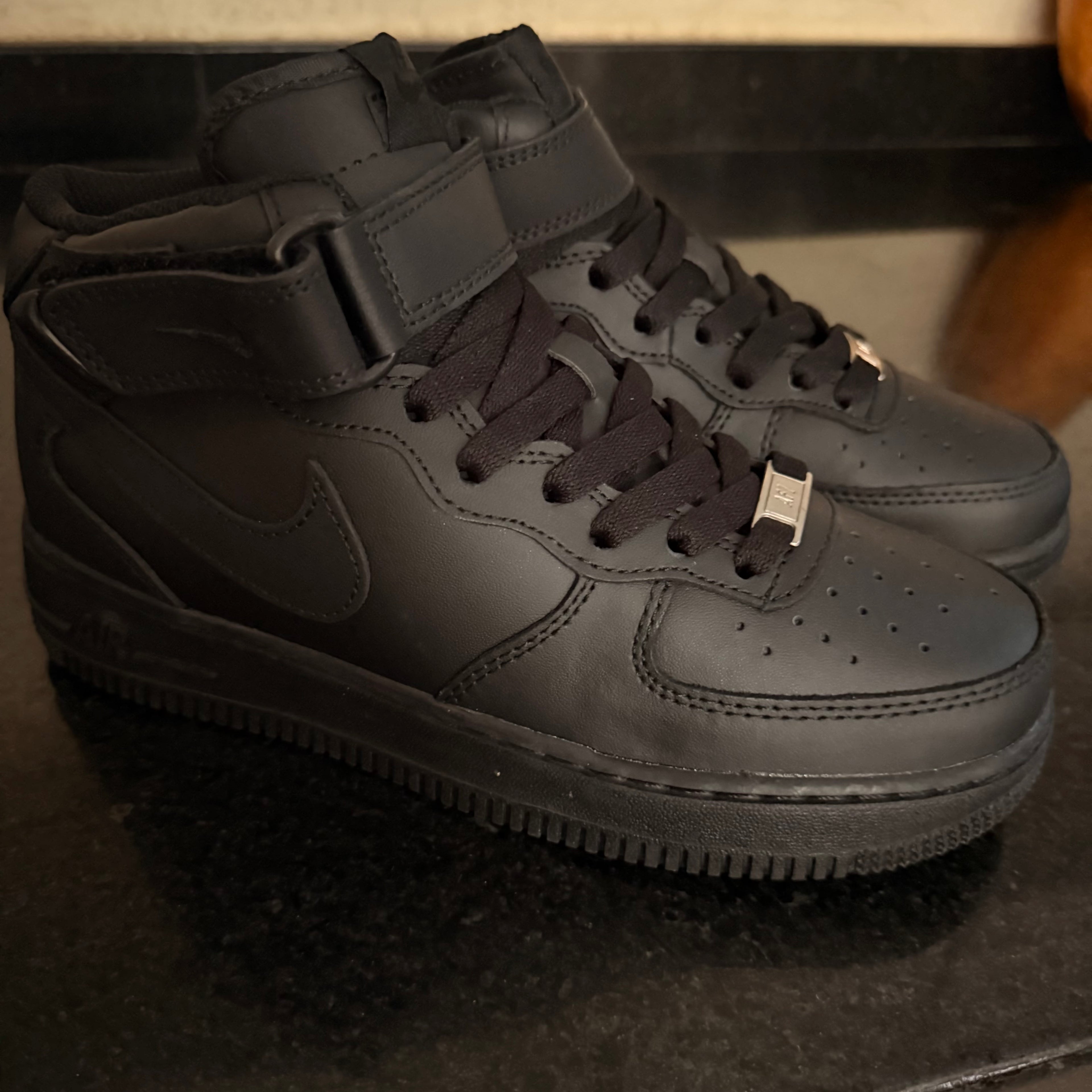 AF1 Mid Black