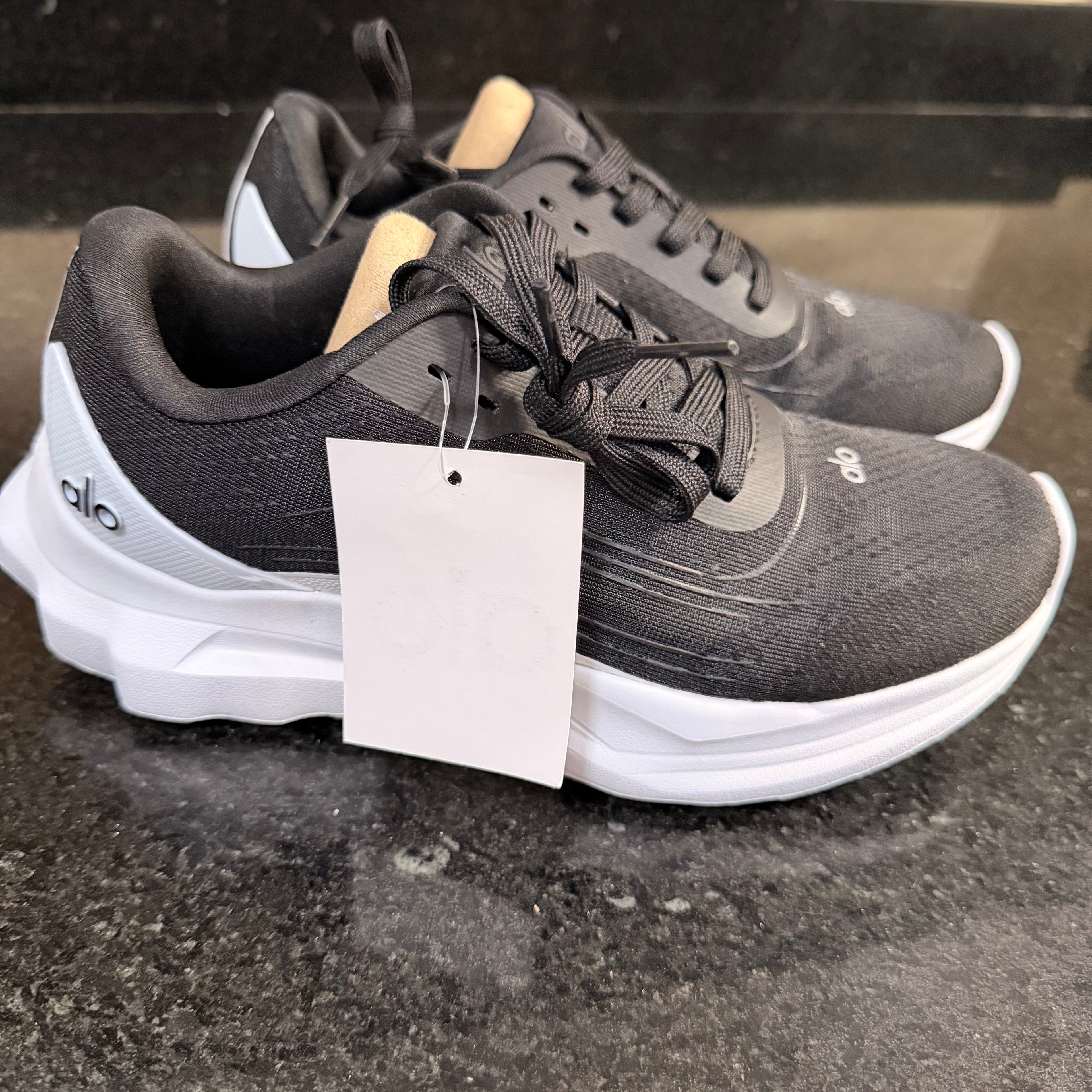 ALO Runner Black white